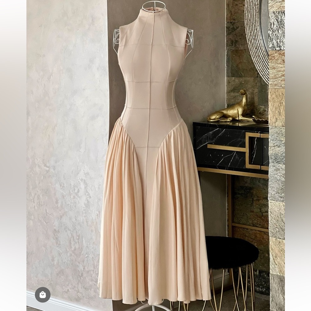 Sierra Darien nude dress. Lined.